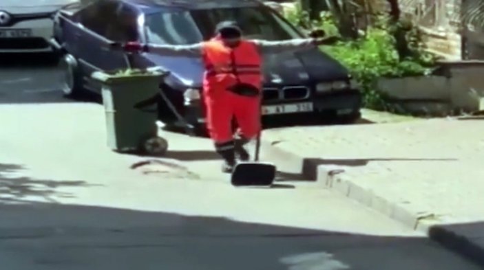 İstanbul'da temizlik görevlisi, mahalleliye eşlik etti