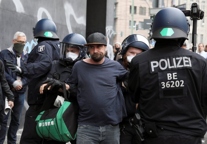 Almanlar korona kısıtlamalarını protesto etti