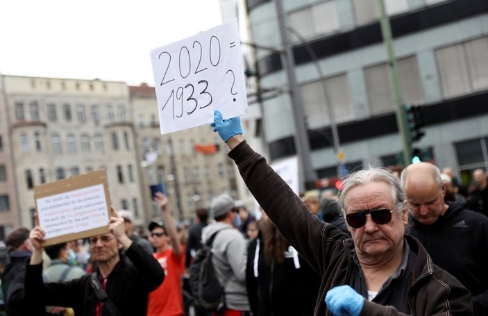 Almanlar korona kısıtlamalarını protesto etti