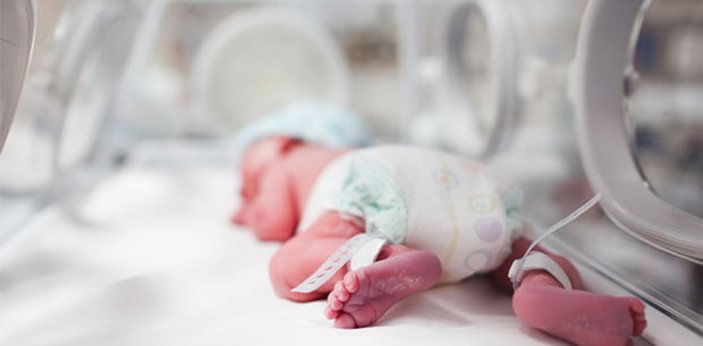 İran'da premature doğan bebek koronayı yendi
