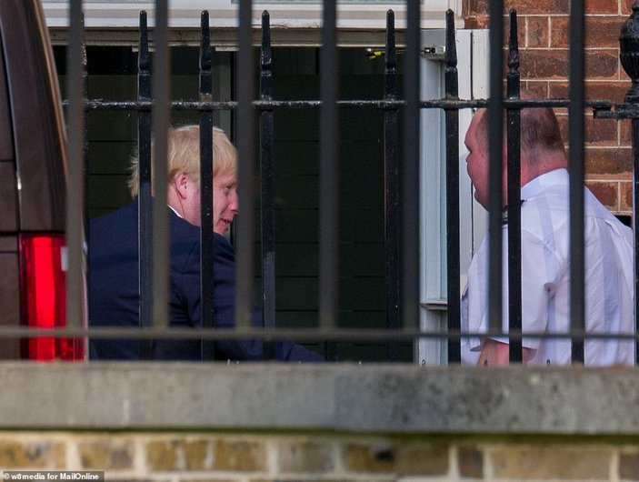 Boris Johnson, 22 gün sonra görevine döndü
