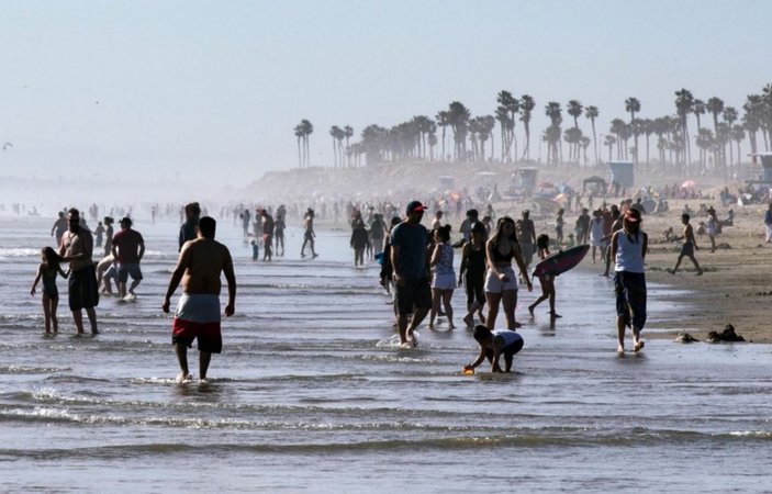 ABD'de halk, plajlara akın etti