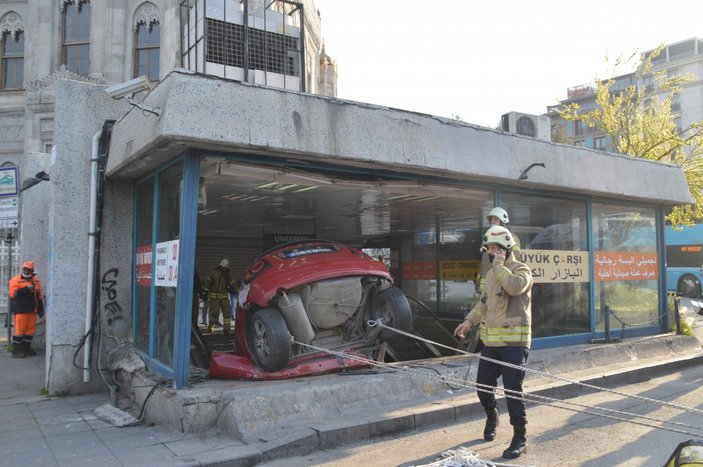 Kaza yapan araç Aksaray Yeraltı Çarşısı’na uçtu