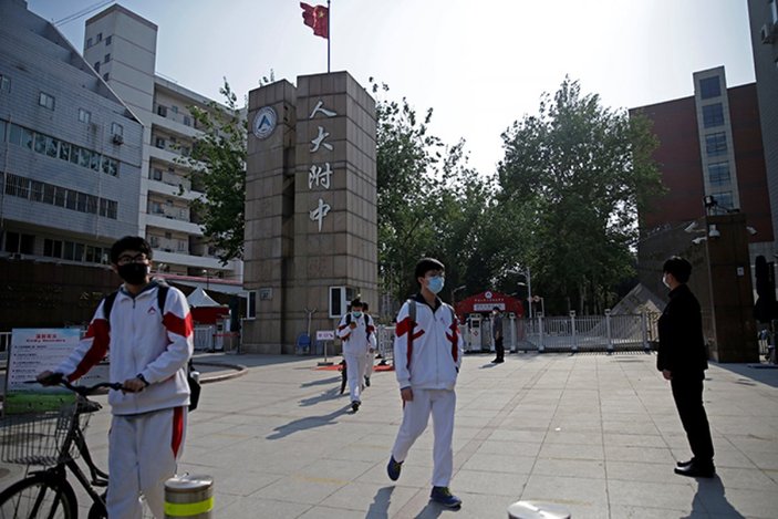 Çin'de öğrenciler okula dönüyor