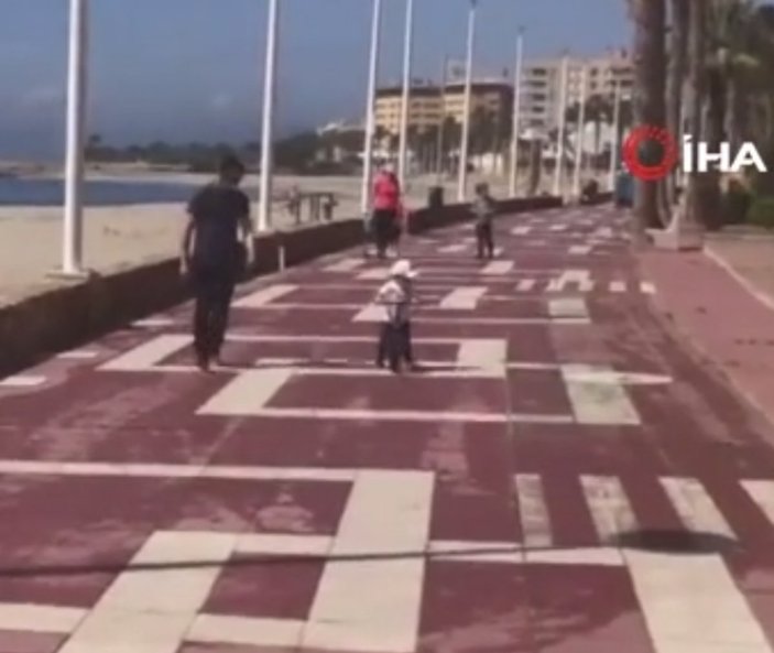 İspanya’da çocuklar 6 hafta sonra sokaklara koştu