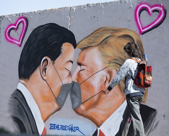 Almanya'da Trump ile Şi'nin maskeli halleri çizildi