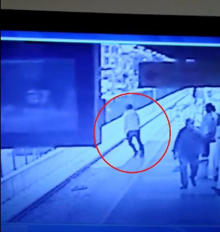 Bursa'da metroda yürürken bayılan genç raylara düştü