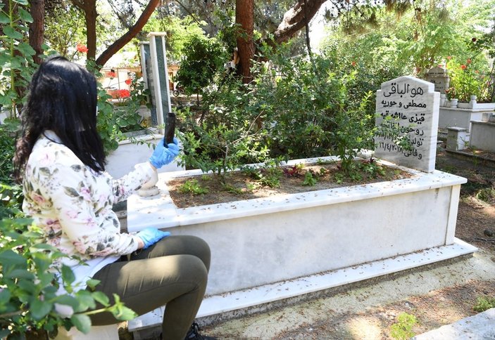 Görüntülü aramayla mezarını gördüğü annesine dua etti