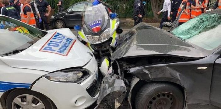 Fransa'da bir kişi polislere saldırdı