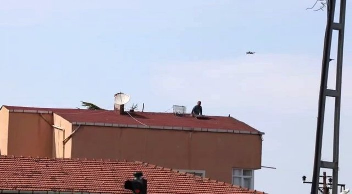 Drone uyardı, çatıdaki şahıs aşağıya indi