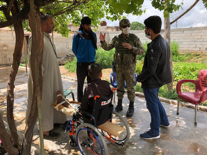 Mehmetçik, PKK'nın sakat bıraktığı çocuğu ziyaret etti