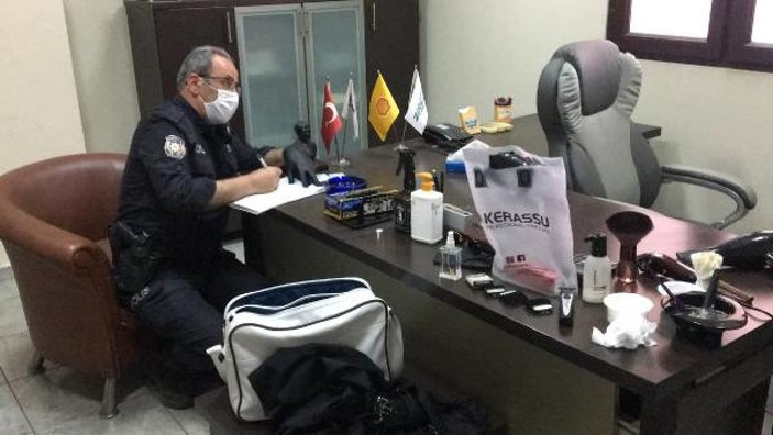 Bursa'da iş yerinde kaçak tıraşa polis baskını