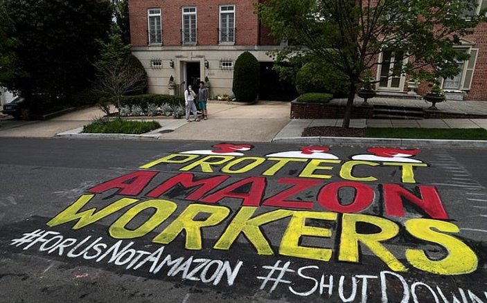Çalışanları Bezos'u evinin önünde protesto etti