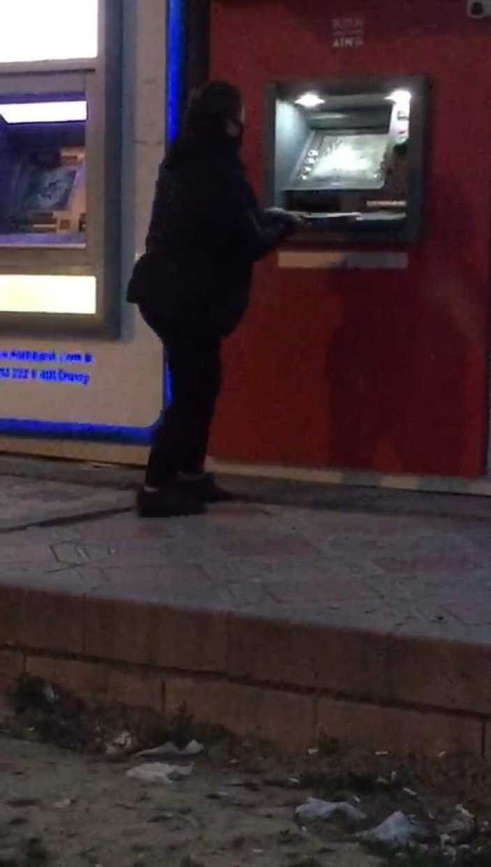 Babasına kızan kadın ATM'leri böyle parçaladı