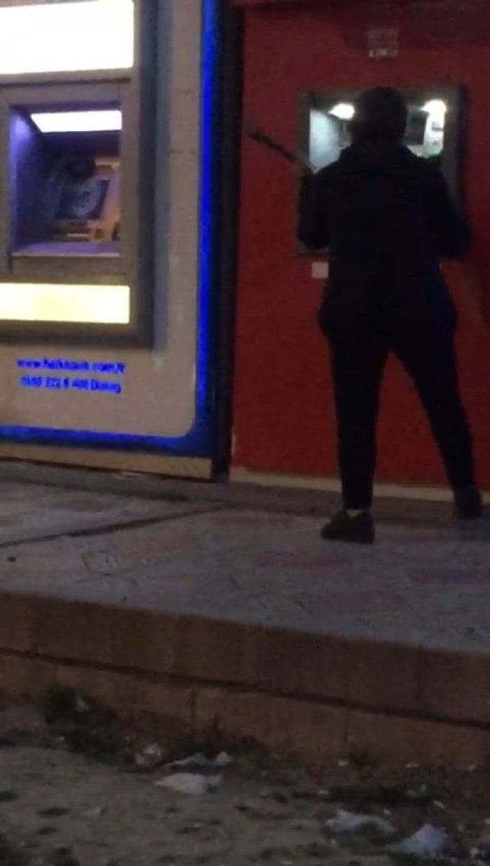 Babasına kızan kadın ATM'leri böyle parçaladı