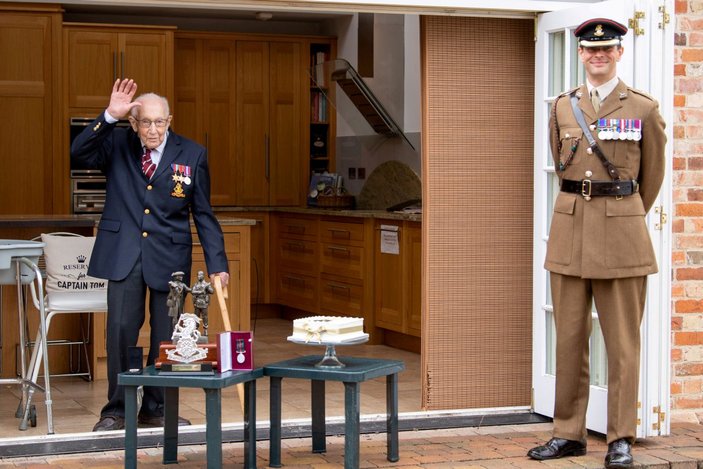 İngiltere'de sembol olan Tom Moore 100. yaşını kutladı