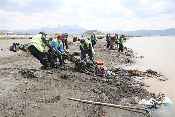 Van Gölü sahilinde 110 ton çöp toplandı