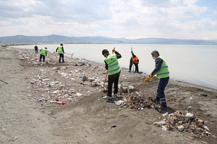 Van Gölü sahilinde 110 ton çöp toplandı