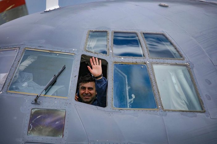 ABD'ye yardım götüren pilot camdan bekleyenleri selamladı