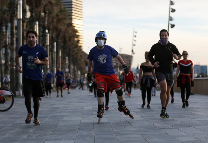 Spor yapma izni verilen İspanyollar sokaklara döküldü