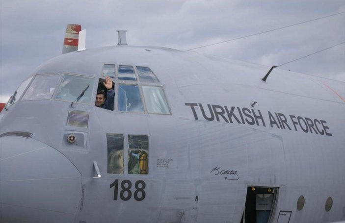 ABD'ye yardım götüren pilot camdan bekleyenleri selamladı