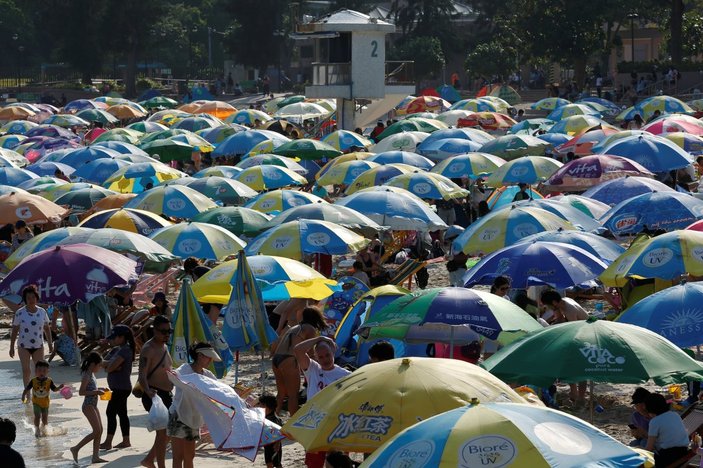 Çin'de halk koronaya rağmen plajlara doluştu