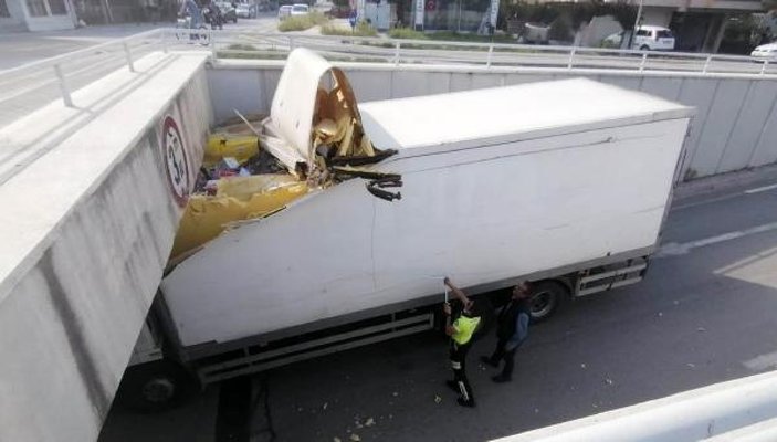Antalya'da kamyon alt geçit girişine sıkıştı