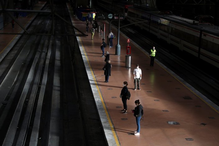 İspanya'da tren istasyonlarına korona düzenlemesi
