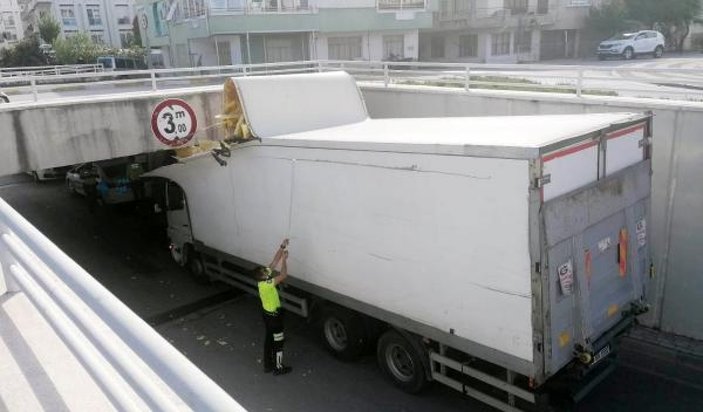 Antalya'da kamyon alt geçit girişine sıkıştı