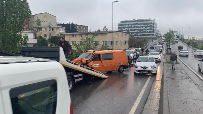 Maltepe'de minibüsle otobüs çarpıştı: 2 yaralı