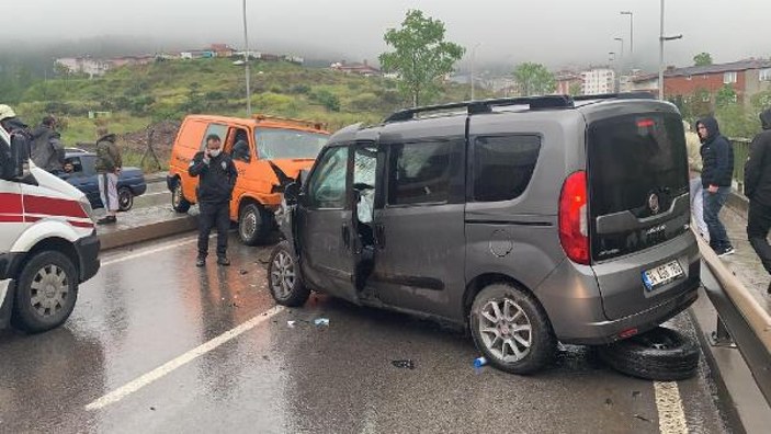 Maltepe'de minibüsle otobüs çarpıştı: 2 yaralı