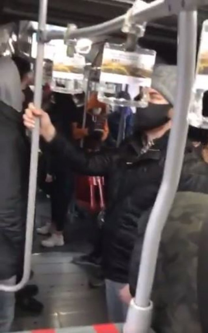 İstanbul'da sosyal mesafesiz metrobüs yolculuğu