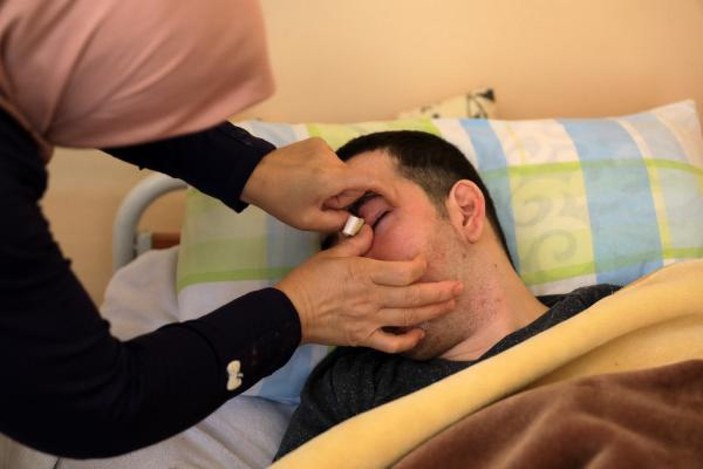 Antalya'da yatalak gencin 6 yıldır göz kapakları kapanmıyor