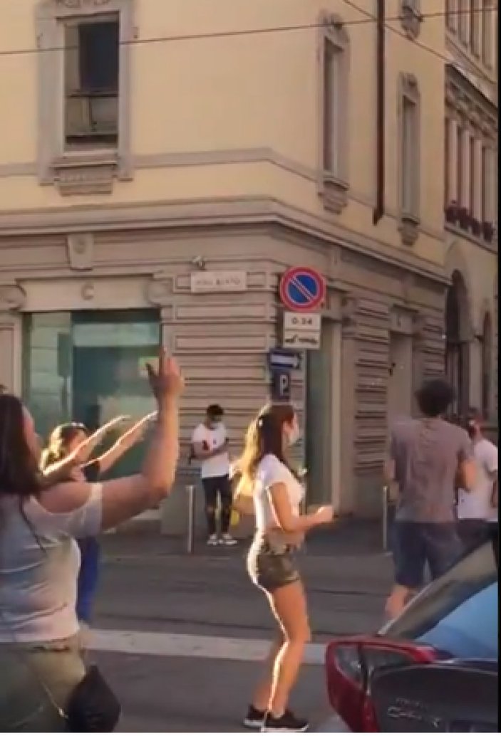İtalyanlar tedbirlerin gevşetilmesini dans ederek kutladı