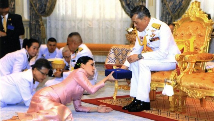 Tayland Kralı, 20 cariyesini orduya aldı