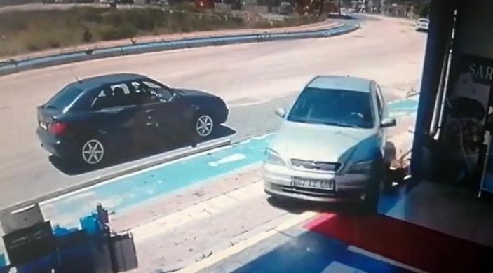 Antalya'da kontrolden çıkan otomobil markete daldı