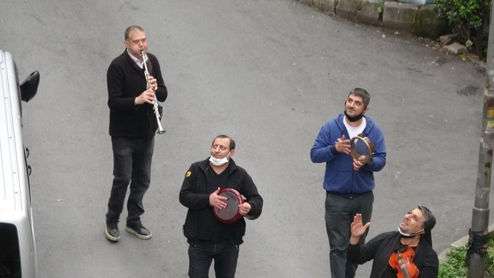 Şişli sokaklarında müzisyenler çaldı, vatandaşlar eğlendi