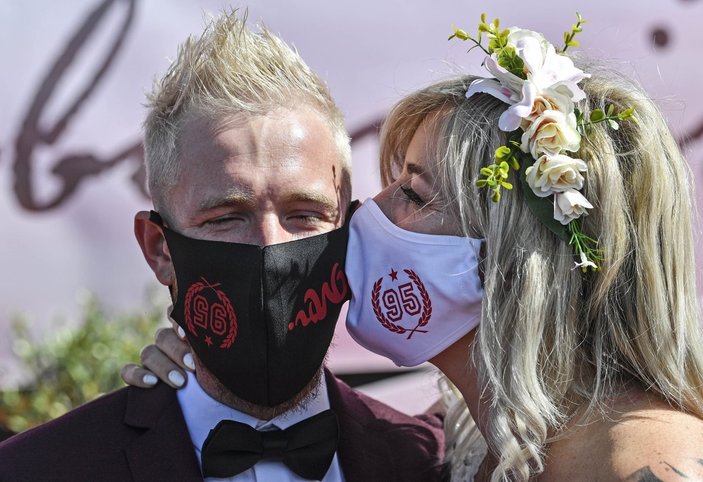 Almanya'da koronavirüse karşı arabalı nikah
