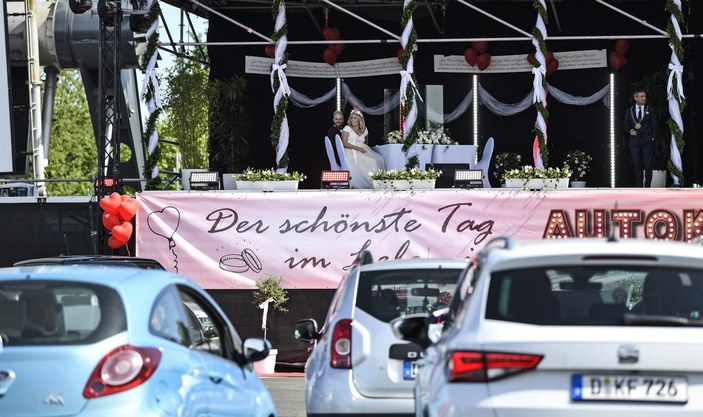 Almanya'da koronavirüse karşı arabalı nikah