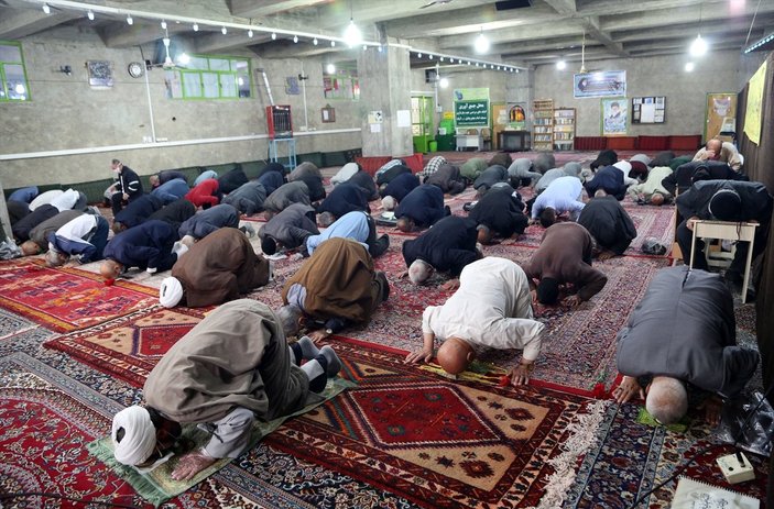 İran'da beyaz bölgelerdeki camiler ibadete açıldı