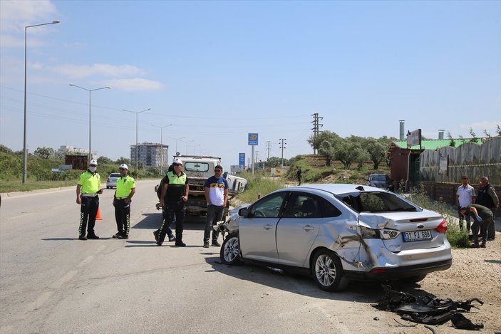 Hatay'da ambulansla otomobil çarpıştı: 3 yaralı