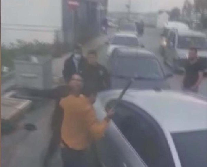 Arnavutköy'de bekçinin sopalı saldırganı vurduğu an