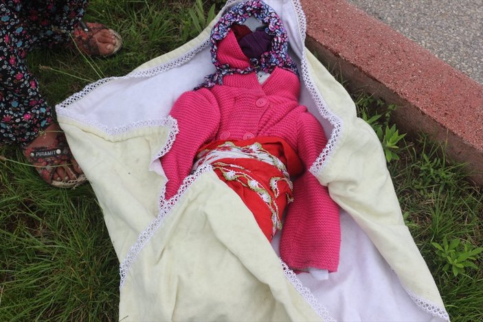 Adana'da bez bebekle dilencilik yapan kadın yakalandı