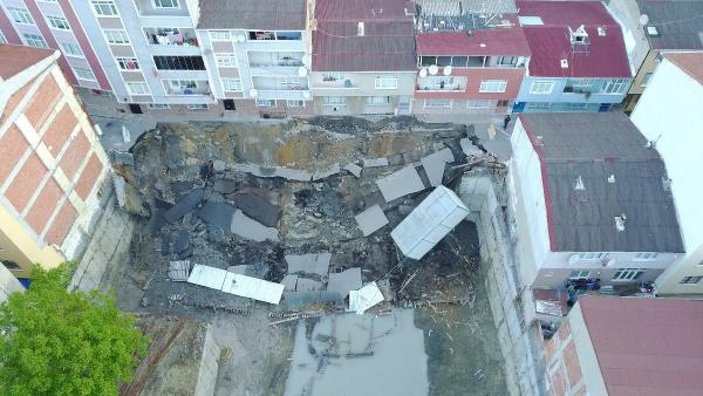 Esenler’de bina inşaatının istinat duvarı çöktü