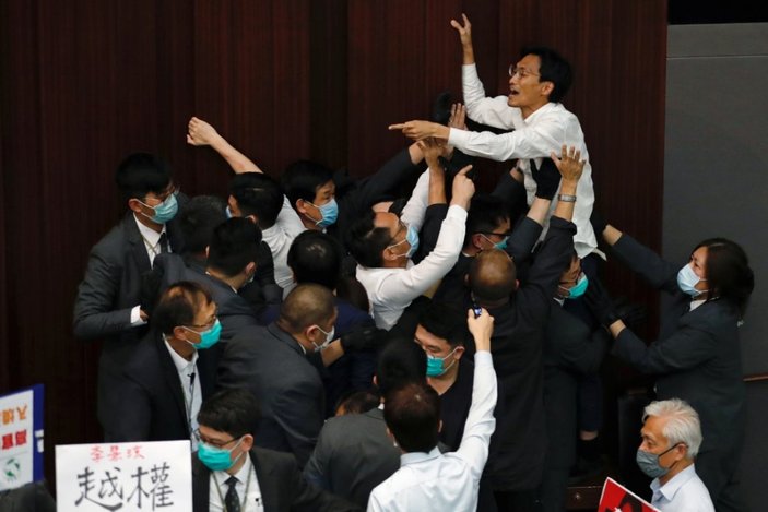 Hong Kong meclisinde arbede çıktı