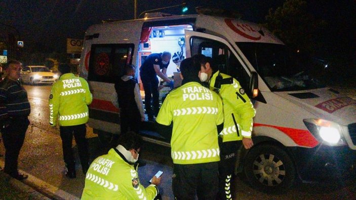 Bursa'da kırmızı ışıkta geçen araç polis otosuna çarptı