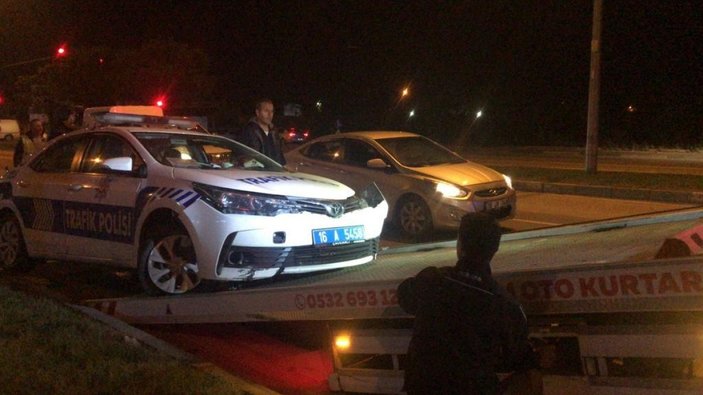 Bursa'da kırmızı ışıkta geçen araç polis otosuna çarptı