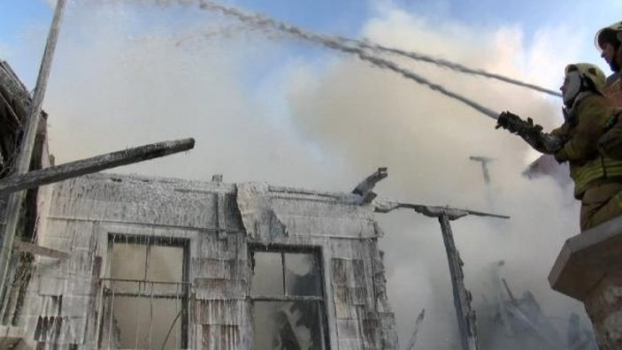 Fatih’te ahşap iki binada yangın çıktı