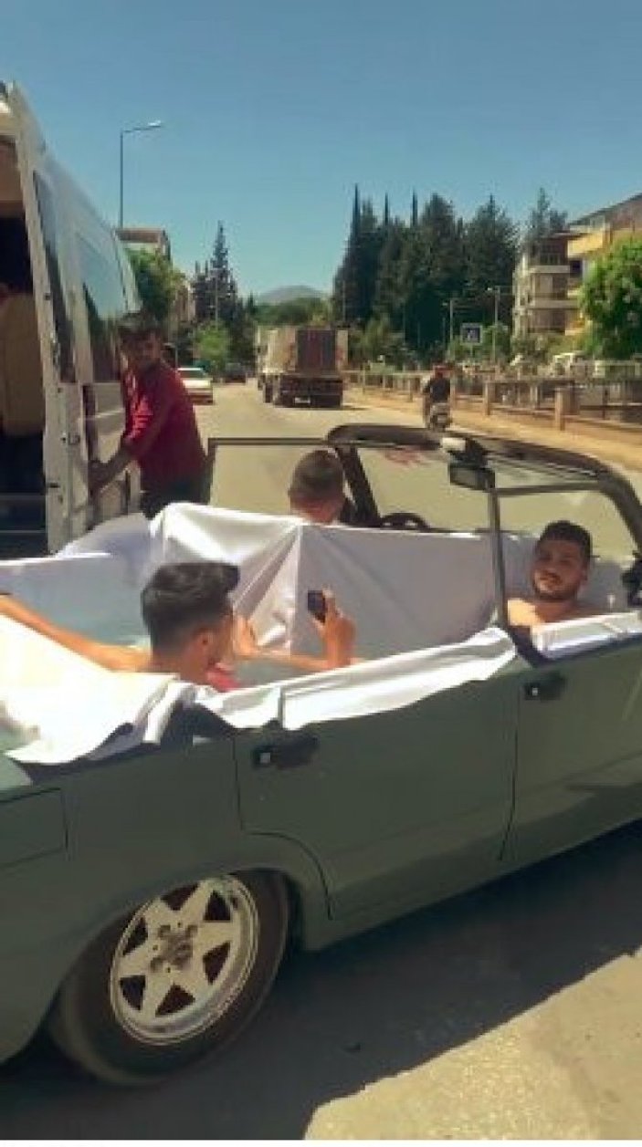 Antalya'da, üstü açık havuzlu otomobilde keyif yaptılar
