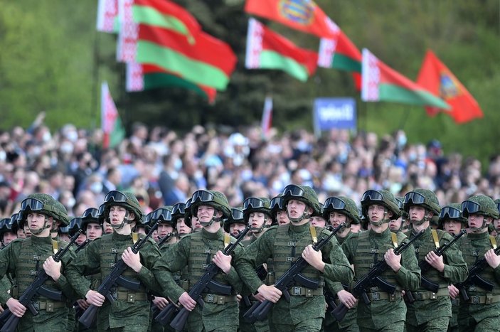 Belarus'ta koronavirüse rağmen Zafer Günü kutlandı